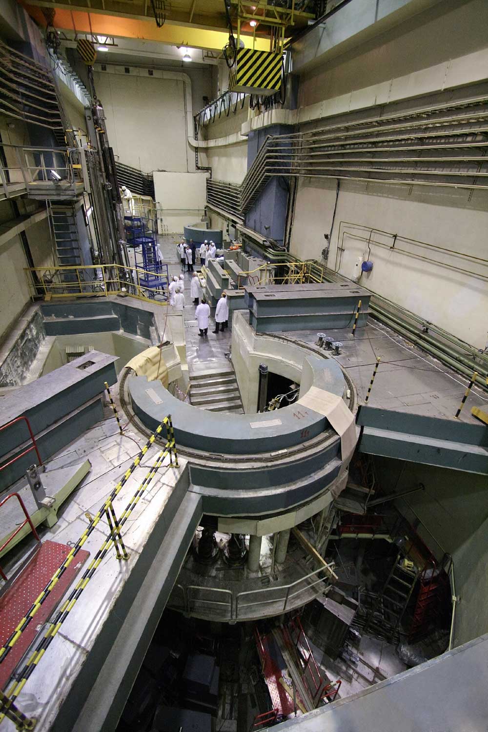 Первая в мире аэс на быстрых нейтронах. Импульсный реактор ИБР-2. ИБР-2 Дубна реактор. ОИЯИ Дубна ИБР 2. Объединенный институт ядерных исследований Дубна.