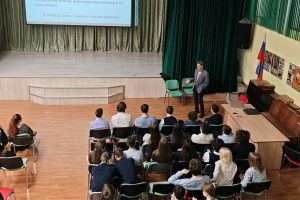 УНЦ ОИЯИ провел юбилейный лекторий в школах Дубны