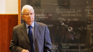 Академик Юрий Оганесян отмечает 93-летие