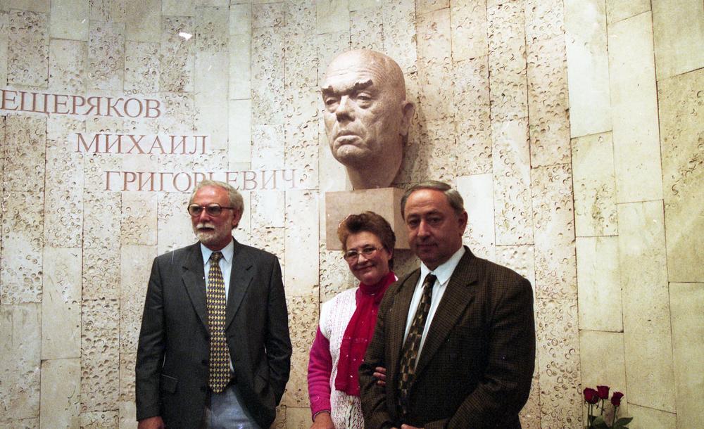 📸 Открытие бюста Михаила Григорьевича Мещерякова в ЛИТ ОИЯИ