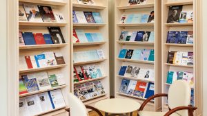 В НТБ ОИЯИ проходит выставка «Новые поступления книг»